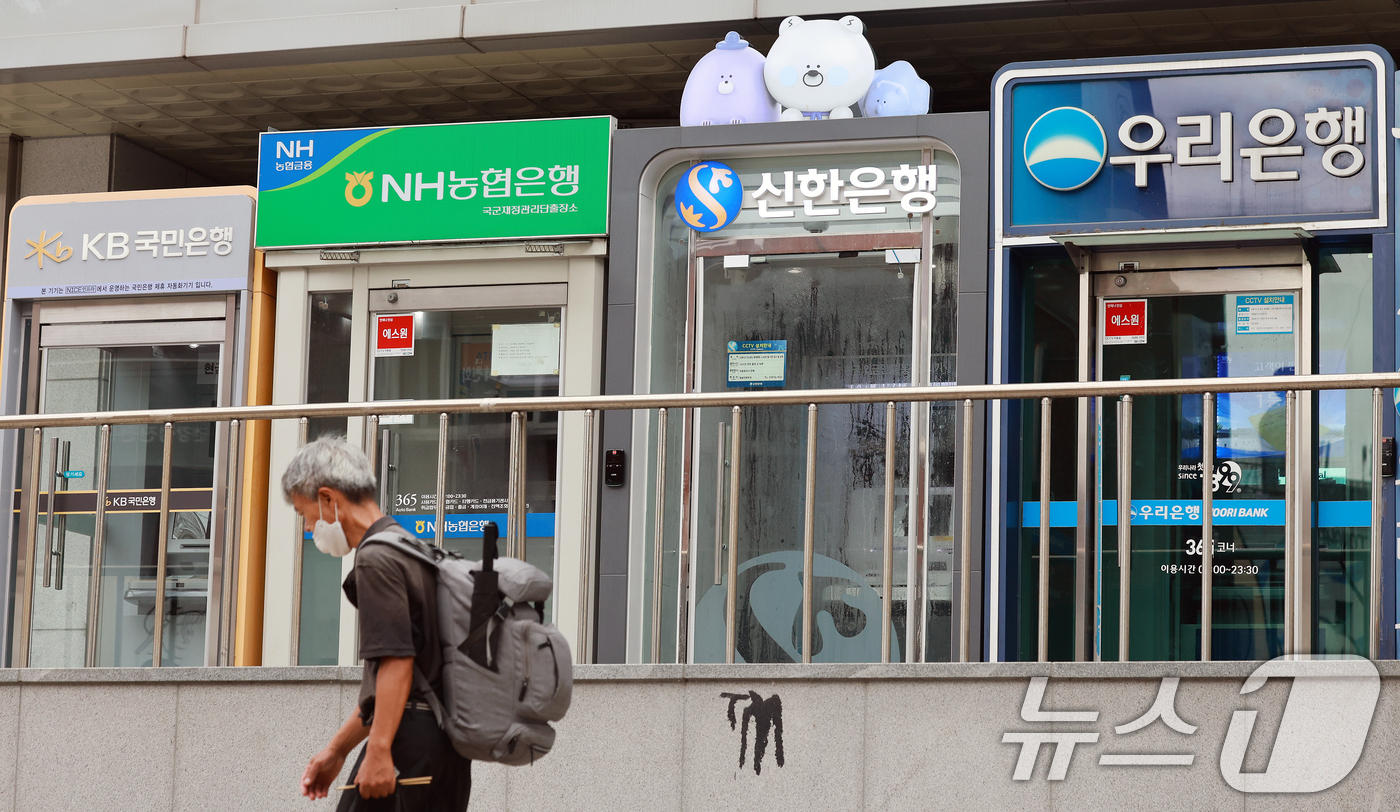 (서울=뉴스1) 이호윤 기자 = 17일 은행연합회에 따르면 KB국민·신한·하나·우리·NH농협 등 5대 시중은행의 지난 6월 신규 취급 분할상환방식 주택담보대출 가산 금리는 평균 3 …