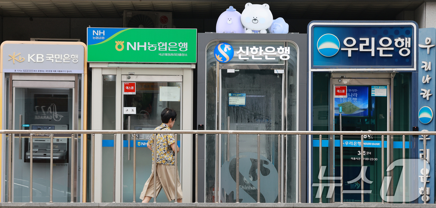 (서울=뉴스1) 이호윤 기자 = 17일 은행연합회에 따르면 KB국민·신한·하나·우리·NH농협 등 5대 시중은행의 지난 6월 신규 취급 분할상환방식 주택담보대출 가산 금리는 평균 3 …