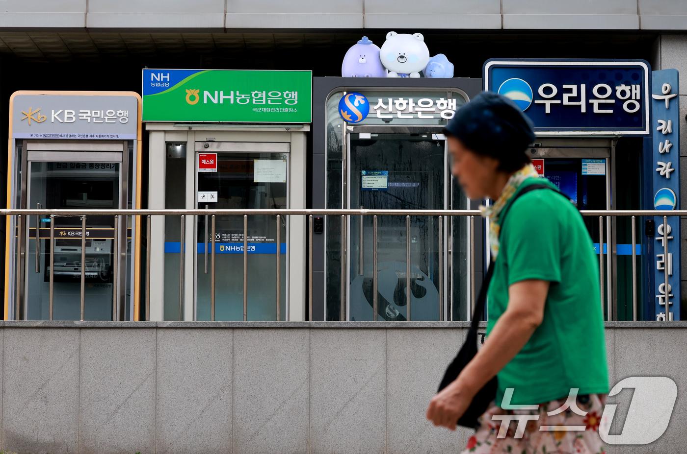 (서울=뉴스1) 이호윤 기자 = 17일 은행연합회에 따르면 KB국민·신한·하나·우리·NH농협 등 5대 시중은행의 지난 6월 신규 취급 분할상환방식 주택담보대출 가산 금리는 평균 3 …
