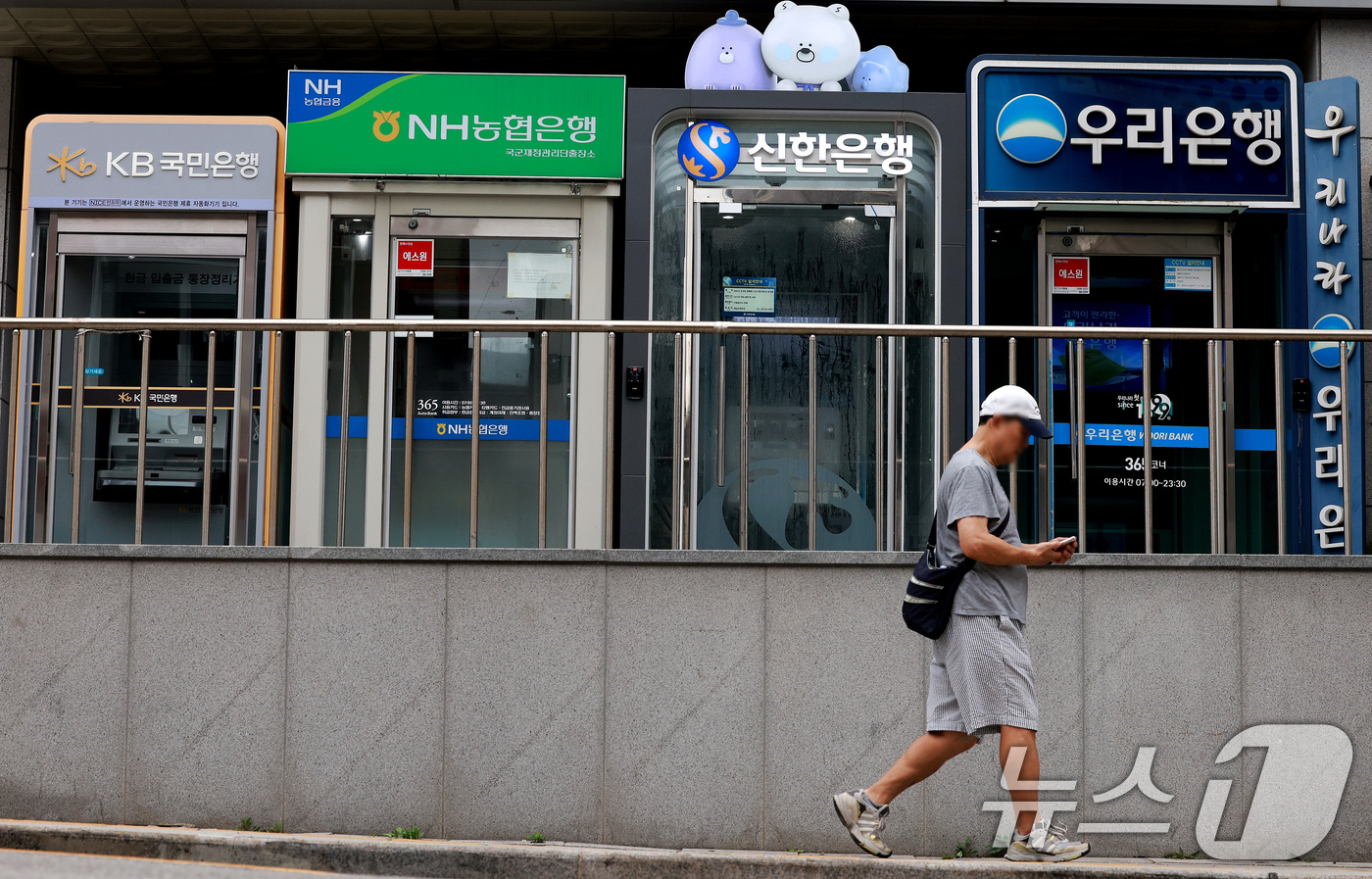 (서울=뉴스1) 이호윤 기자 = 17일 은행연합회에 따르면 KB국민·신한·하나·우리·NH농협 등 5대 시중은행의 지난 6월 신규 취급 분할상환방식 주택담보대출 가산 금리는 평균 3 …