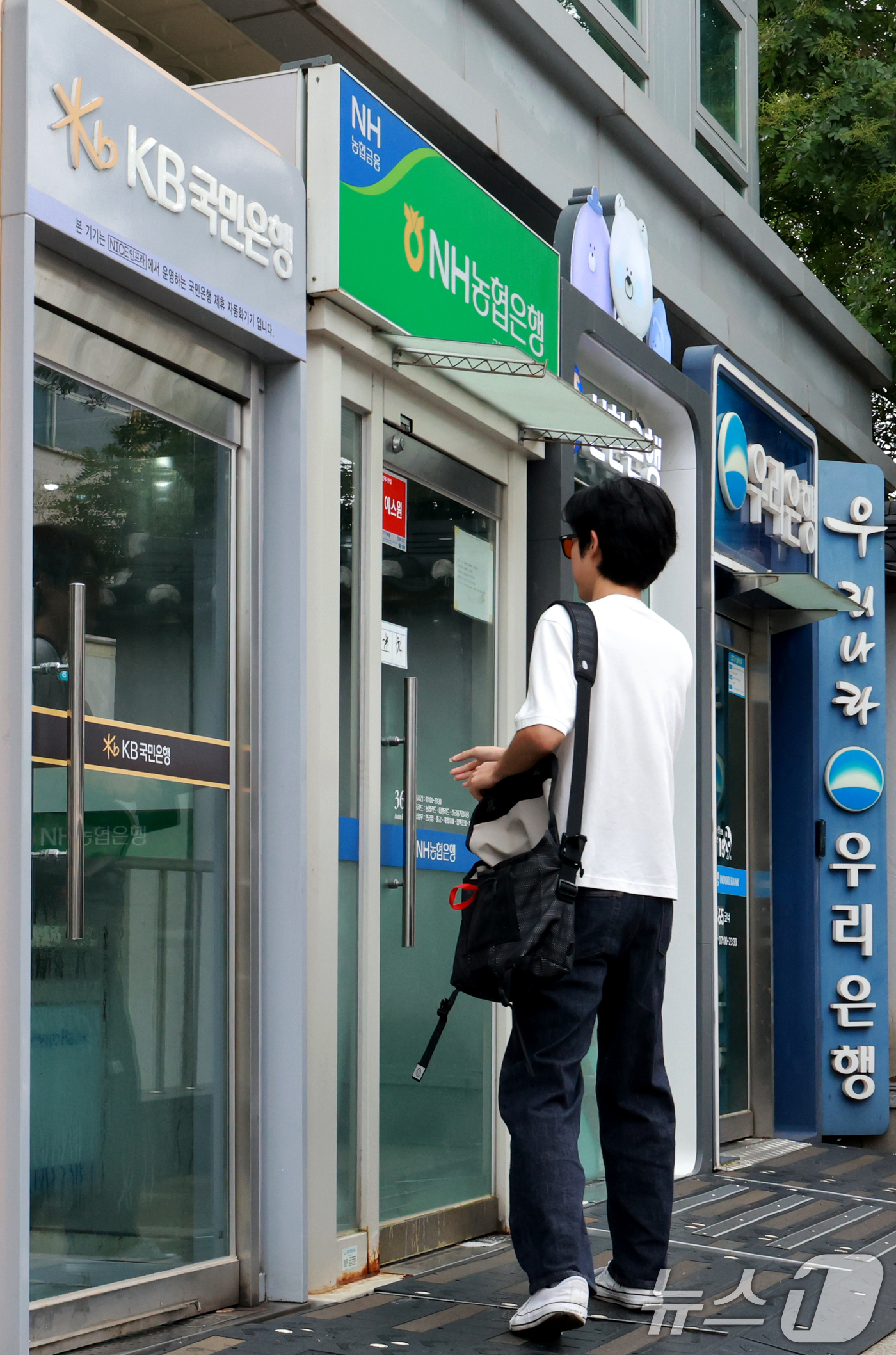 (서울=뉴스1) 이호윤 기자 = 17일 은행연합회에 따르면 KB국민·신한·하나·우리·NH농협 등 5대 시중은행의 지난 6월 신규 취급 분할상환방식 주택담보대출 가산 금리는 평균 3 …