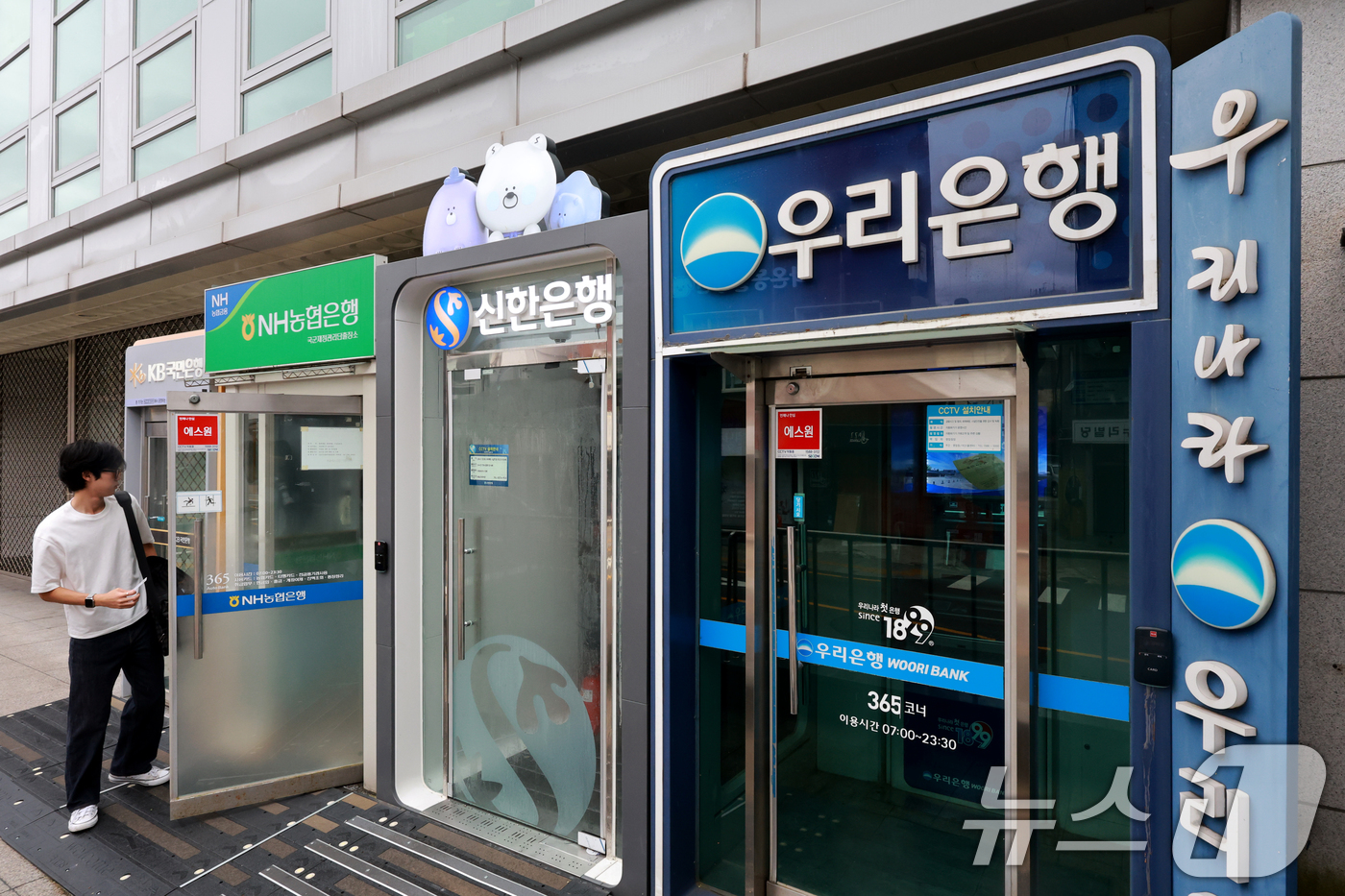 (서울=뉴스1) 이호윤 기자 = 17일 은행연합회에 따르면 KB국민·신한·하나·우리·NH농협 등 5대 시중은행의 지난 6월 신규 취급 분할상환방식 주택담보대출 가산 금리는 평균 3 …