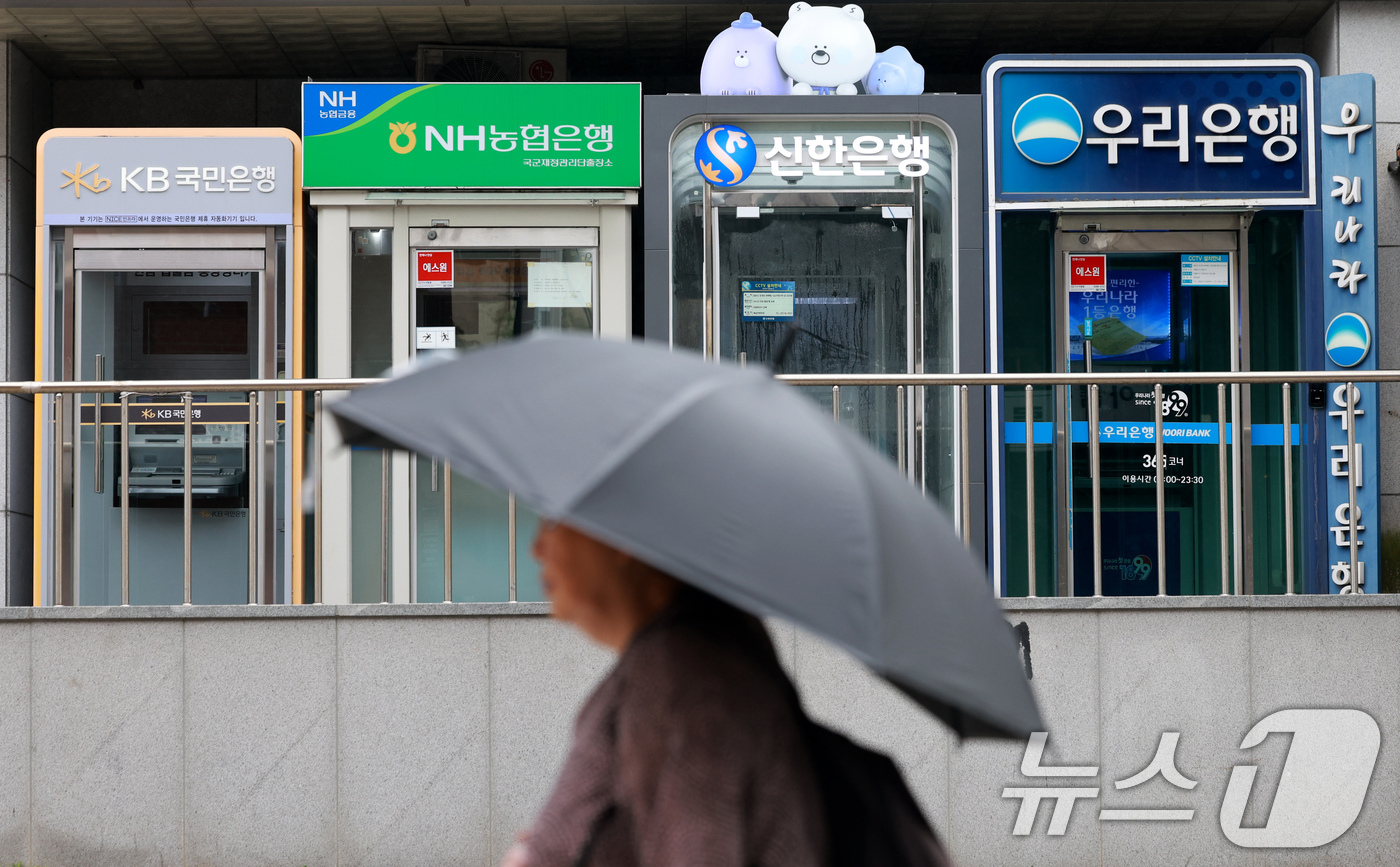 (서울=뉴스1) 이호윤 기자 = 17일 은행연합회에 따르면 KB국민·신한·하나·우리·NH농협 등 5대 시중은행의 지난 6월 신규 취급 분할상환방식 주택담보대출 가산 금리는 평균 3 …