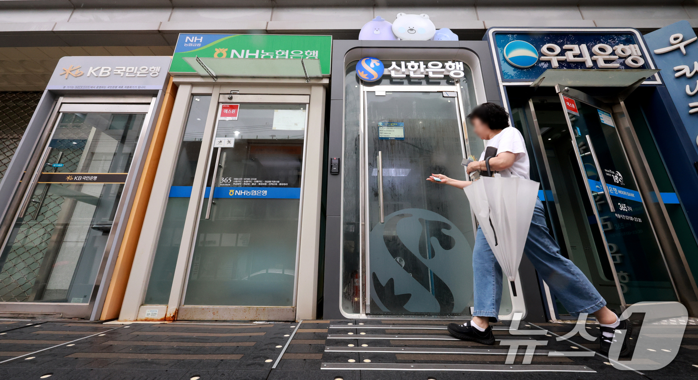 (서울=뉴스1) 이호윤 기자 = 17일 은행연합회에 따르면 KB국민·신한·하나·우리·NH농협 등 5대 시중은행의 지난 6월 신규 취급 분할상환방식 주택담보대출 가산 금리는 평균 3 …