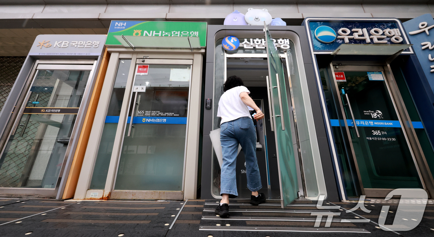 (서울=뉴스1) 이호윤 기자 = 17일 은행연합회에 따르면 KB국민·신한·하나·우리·NH농협 등 5대 시중은행의 지난 6월 신규 취급 분할상환방식 주택담보대출 가산 금리는 평균 3 …