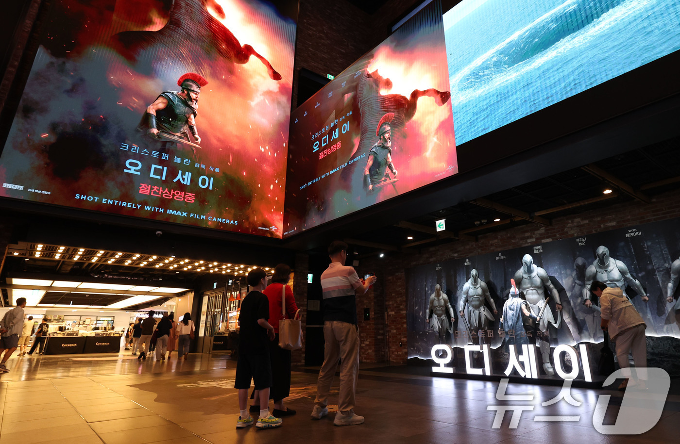 (서울=뉴스1) 이종수 기자 = 영화 ‘오디세이’(감독 크리스토퍼 놀란)가 누적 관객 500만명을 돌파한 17일 서울 시내 한 영화관을 찾은 관람객들이 ‘오디세이’ 홍보물 앞을 지 …