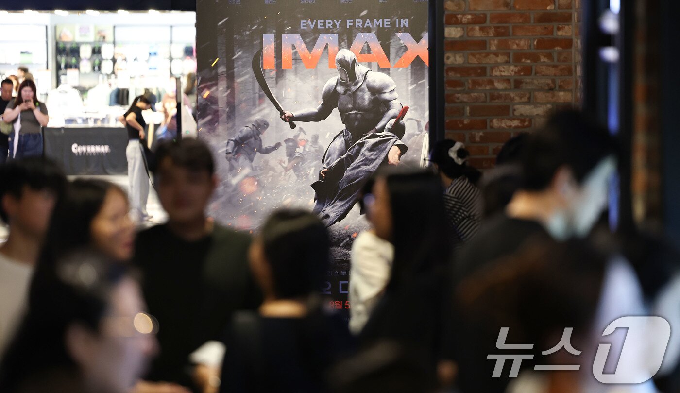 본문 이미지 - 크리스토퍼 놀런 감독의 영화 '오디세이'가 관객 수 400만명을 돌파한 지 하루 만인 17일 500만명을 넘어섰다. 사진은 이날 한 영화관의 '오디세이' 홍보물 모습. 2026.8.17 ⓒ 뉴스1 이종수 기자