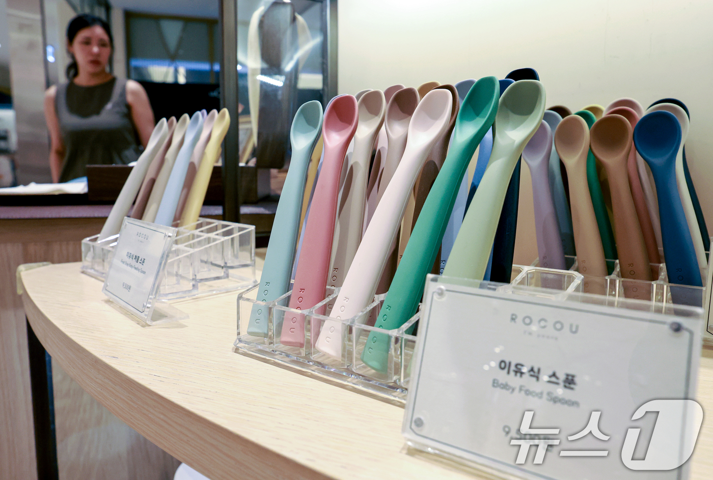 (서울=뉴스1) 이호윤 기자 = 17일 서울 서초구 신세계백화점강남점을 찾은 시민들이 유아동 용품을 살펴보고 있다.신세계백화점은 오는 30일까지 전 점포에 50여개 아동 브랜드가 …