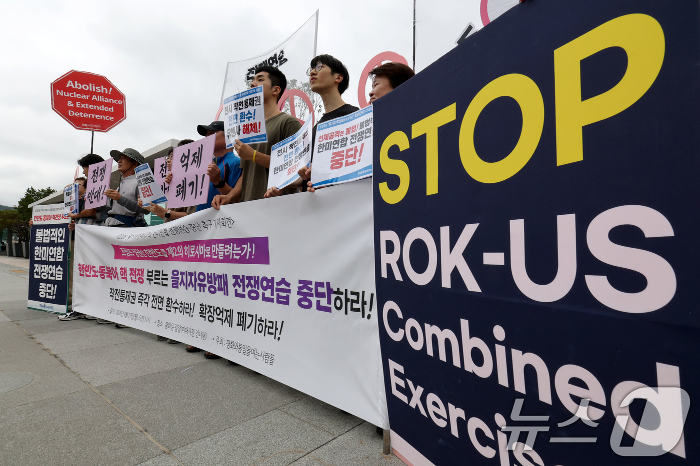 (서울=뉴스1) 이광호 기자 = 평화와통일을여는사람들이 17일 오전 서울 광화문광장에서 2026을지자유방패(UFS) 한미연합 전쟁연습 중단 촉구 기자회견을 하고 있다. 2026.8 …