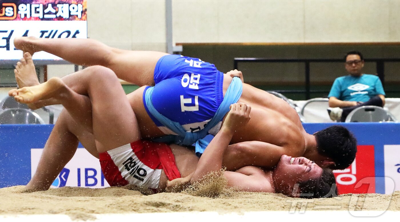 본문 이미지 - 대한씨름협회가 주최하고 인제군체육회와 인제군씨름협회가 주관하는 '제4회 대한체육회장기전국장사씨름대회'가 지난 11일부터 17일까지 7일간 강원특별자치도 인제군 원통체육관에서 개최됐다. (인제군 제공. 재판매 및 DB금지) 2026.8.17  /뉴스1 