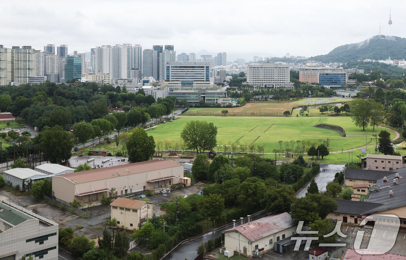 본문 이미지 - 사진은 17일 서울 용산구 용산공원 일대 모습. 2026.8.17 ⓒ 뉴스1 이종수 기자
