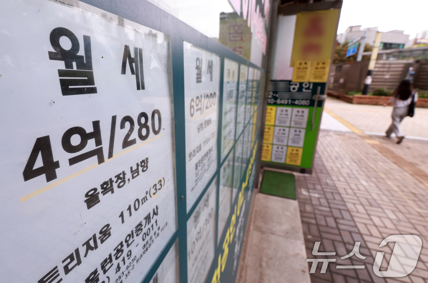 (서울=뉴스1) 구윤성 기자 = 최근 7년 동안 서울의 아파트 전세 가구가 감소하고 반전세를 포함한 월세 가구가 증가하며 ‘전세의 월세화’ 현상이 뚜렷해진 것으로 나타났다.17일 …