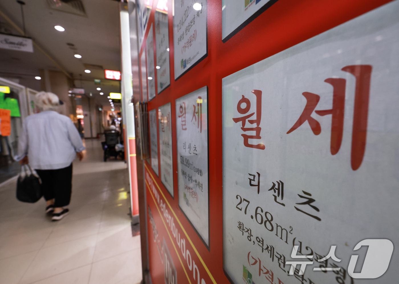 (서울=뉴스1) 구윤성 기자 = 최근 7년 동안 서울의 아파트 전세 가구가 감소하고 반전세를 포함한 월세 가구가 증가하며 ‘전세의 월세화’ 현상이 뚜렷해진 것으로 나타났다.17일 …