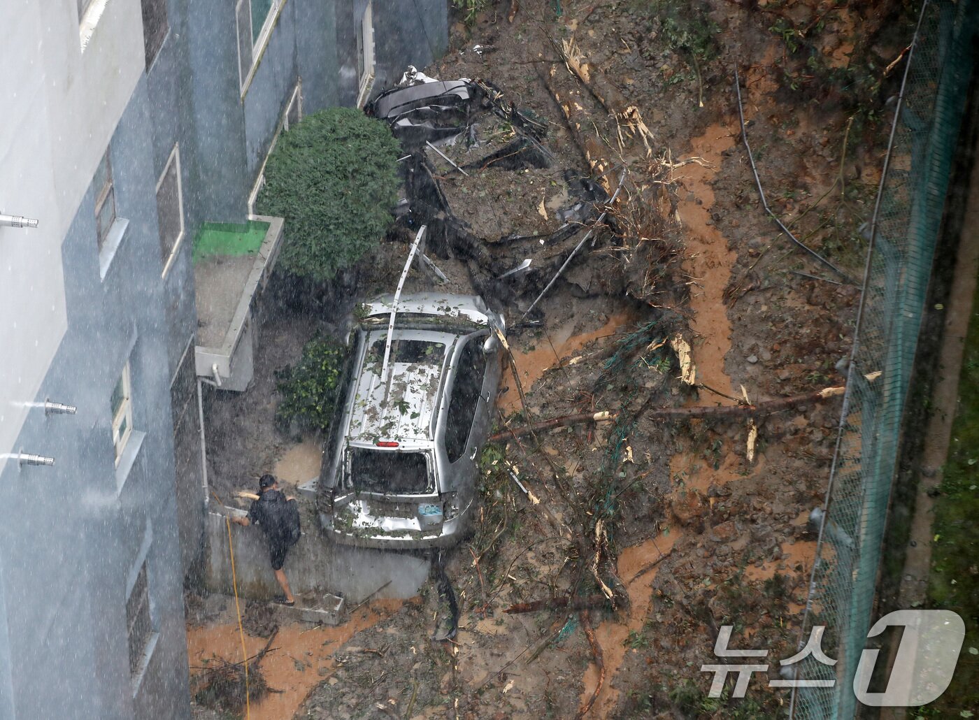 본문 이미지 - 17일 경남 거제시 옥포동의 한 아파트 인근에서 산사태가 발생해 토사가 쏟아져 차량들이 매몰돼 있다. 2026.8.17 ⓒ 뉴스1 윤일지 기자