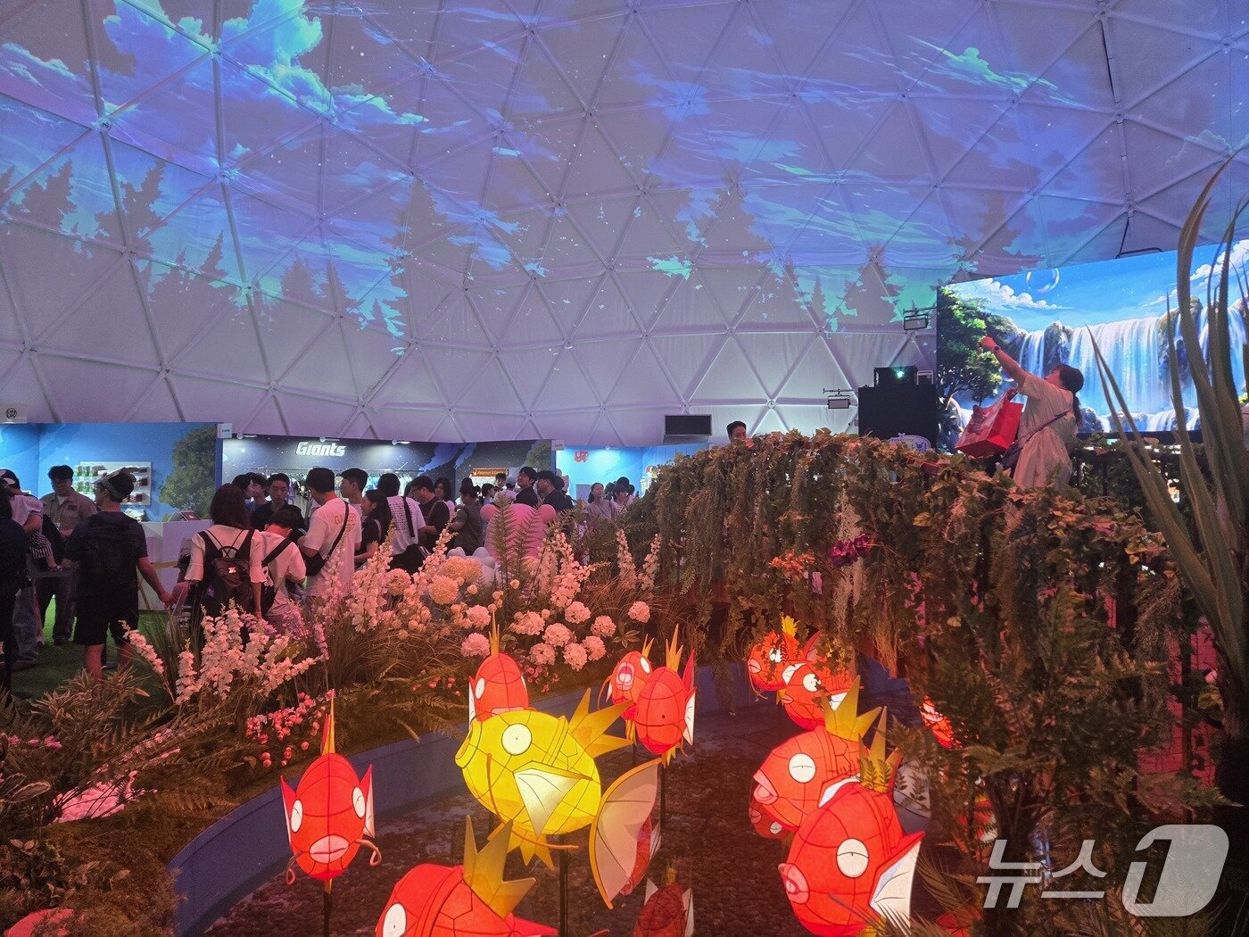 본문 이미지 - 월드타워 아레나 잔디광장(약 1322㎡)에서 진행된 '2026 롯데타운 서머 마켓 - 포켓몬 별빛낙원'. 2026.08.17 ⓒ 뉴스1 유민주 기자