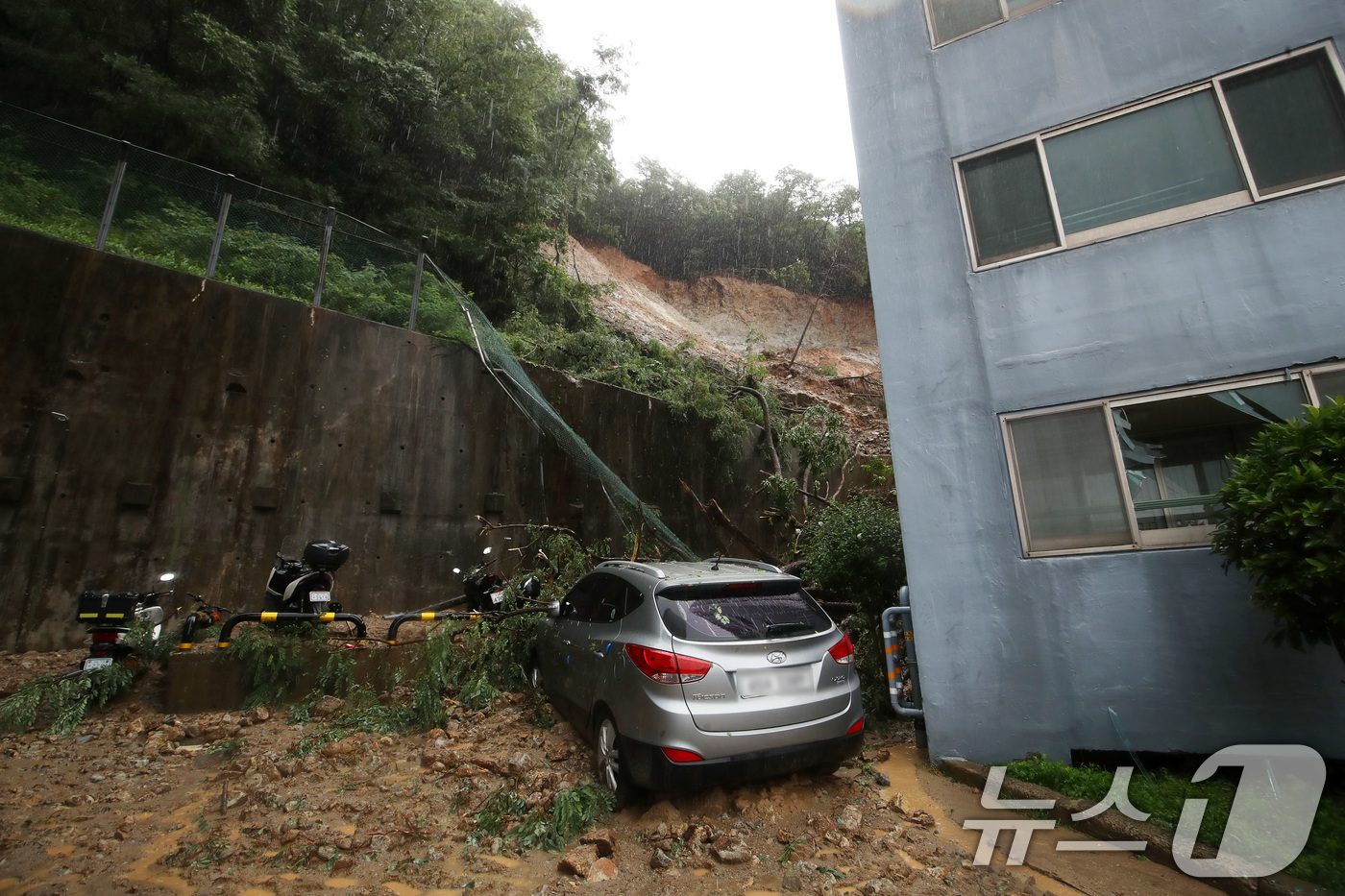 (거제=뉴스1) 윤일지 기자 = 17일 경남 거제시 옥포동의 한 아파트 인근에서 산사태가 발생해 토사가 쏟아져 차량들이 매몰돼 있다.  2026.8.17/뉴스1
