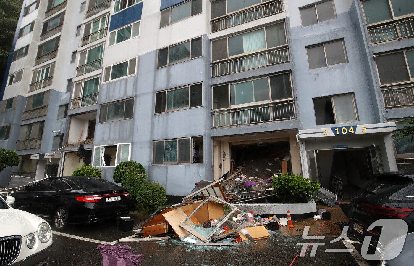 본문 이미지 - 17일 경남 거제시 옥포동의 한 아파트 인근에서 산사태가 발생해 아파트 1층과 2층을 덮쳐 내부에 있던 물품 등이 밖으로 나와 있다. 2026.8.17 ⓒ 뉴스1 윤일지 기자
