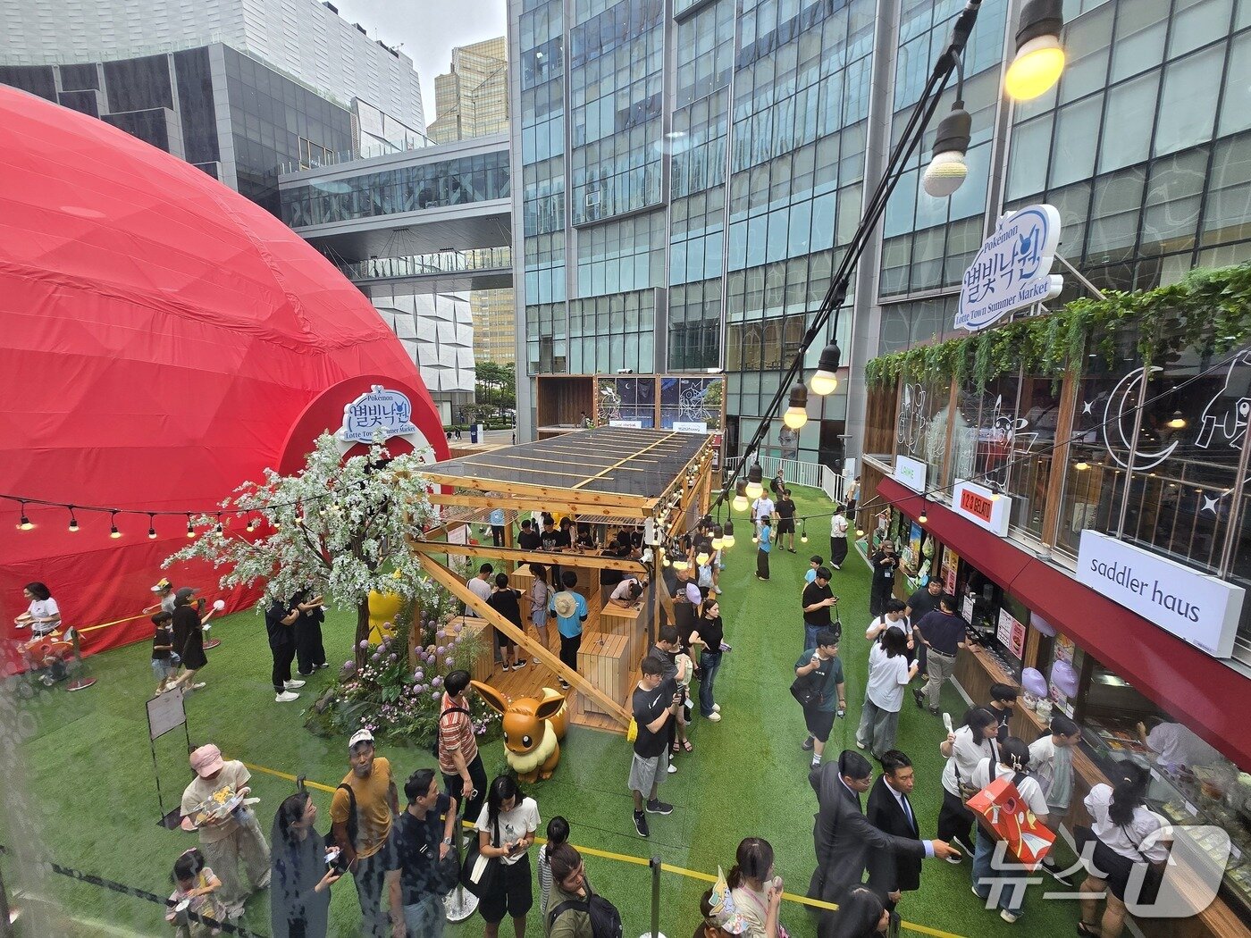 본문 이미지 - 17일 오전 월드타워 아레나 잔디광장(약 1322㎡)에서 진행된 '2026 롯데타운 서머 마켓 - 포켓몬 별빛낙원' 야외 컨테이너 마켓. 2026.08.17 ⓒ 뉴스1 유민주 기자