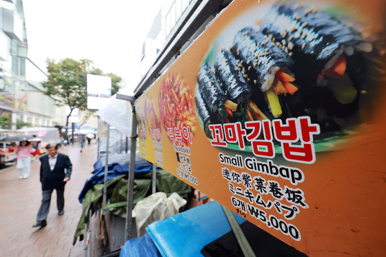친구 만나기도, 집 구하기도, 취업도 어렵다…청년 삶 옥죄는 '3중고'