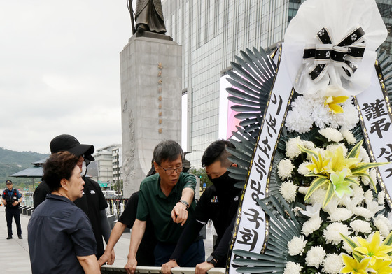 실랑이 벌이는 가습기살균제 피해자와 서울시 관계자들
