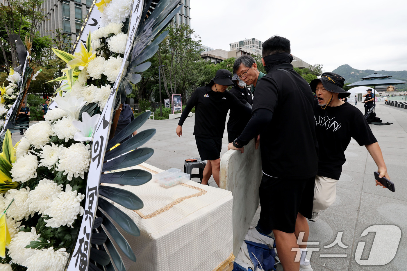 (서울=뉴스1) 이광호 기자 = 김현수 전국가습기살균제참사피해자연대 사무처장 등이 17일 서울 광화문광장에서 고 서영철 가습기살균제참사피해자연대 대표 빈소 설치 문제 등과 관련한 …