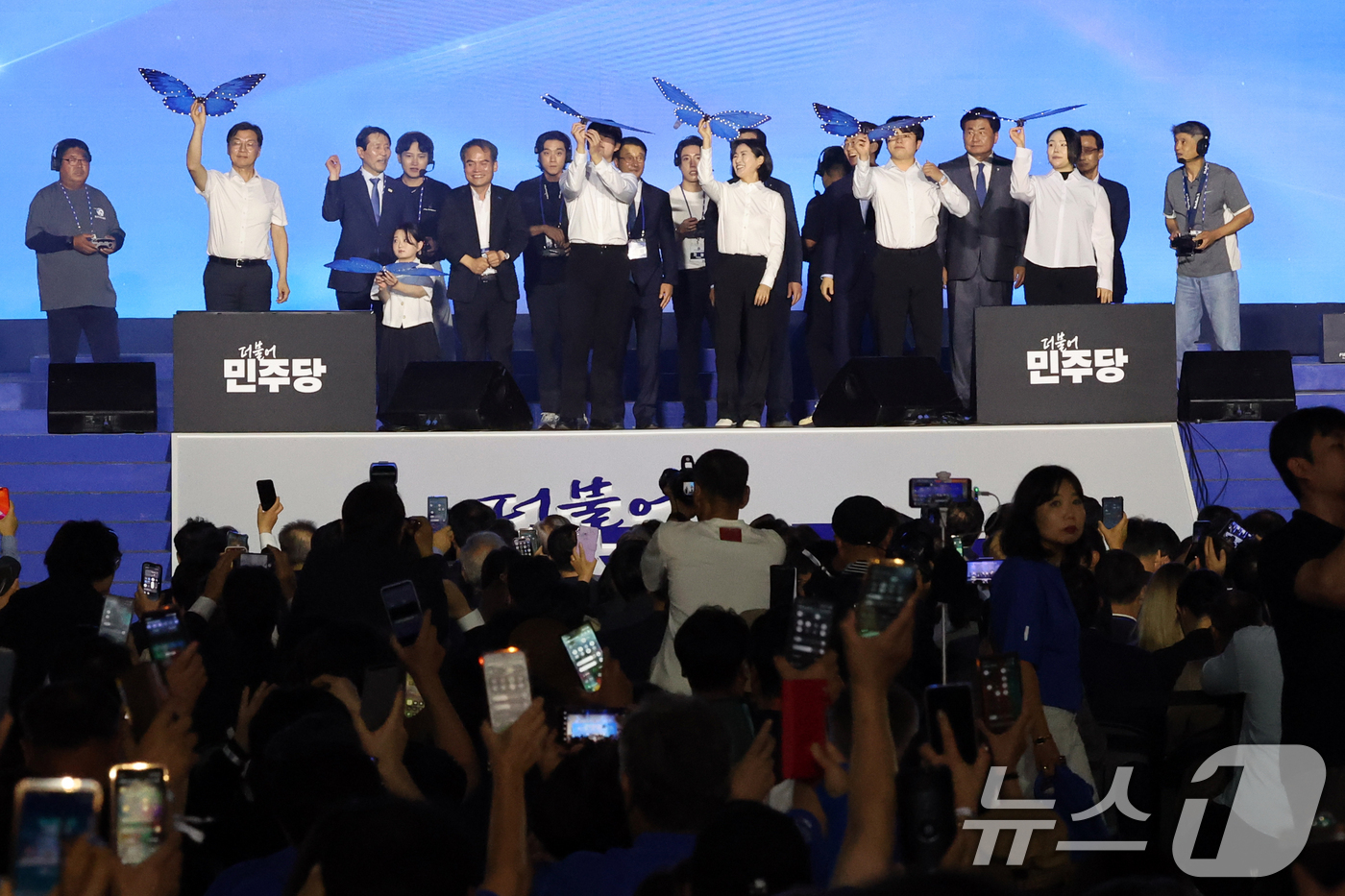 (대전=뉴스1) 황기선 기자 = 한병도 더불어민주당 당대표 직무대행 겸 원내대표와 당지도부가 17일 오후 대전 유성구 DCC대전컨벤션센터에서 열린 '제3차 정기전국당원대회'에서 당 …