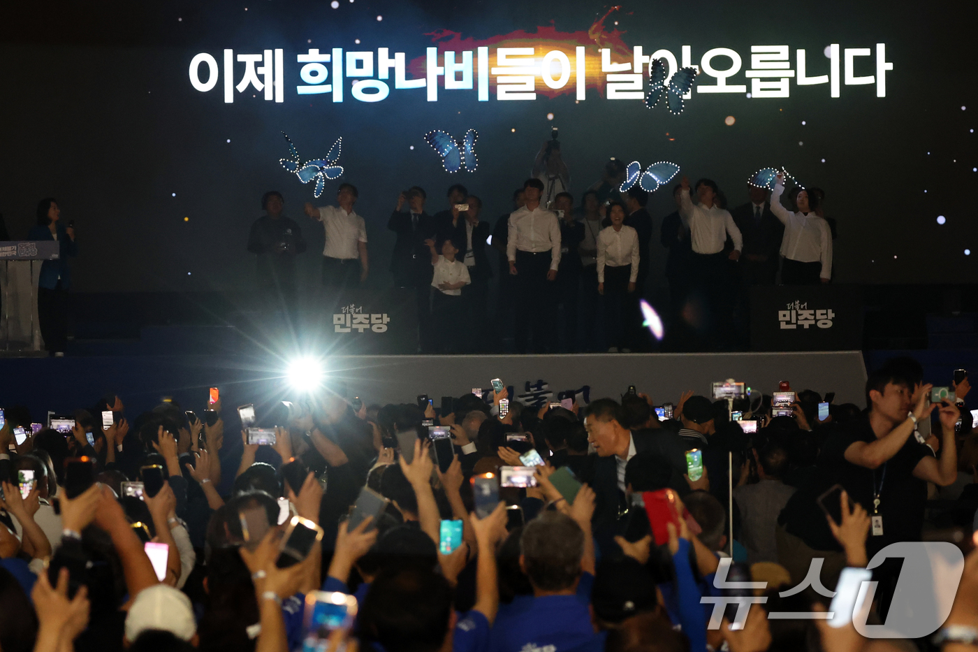 (대전=뉴스1) 황기선 기자 = 한병도 더불어민주당 당대표 직무대행 겸 원내대표와 당지도부가 17일 오후 대전 유성구 DCC대전컨벤션센터에서 열린 '제3차 정기전국당원대회'에서 당 …