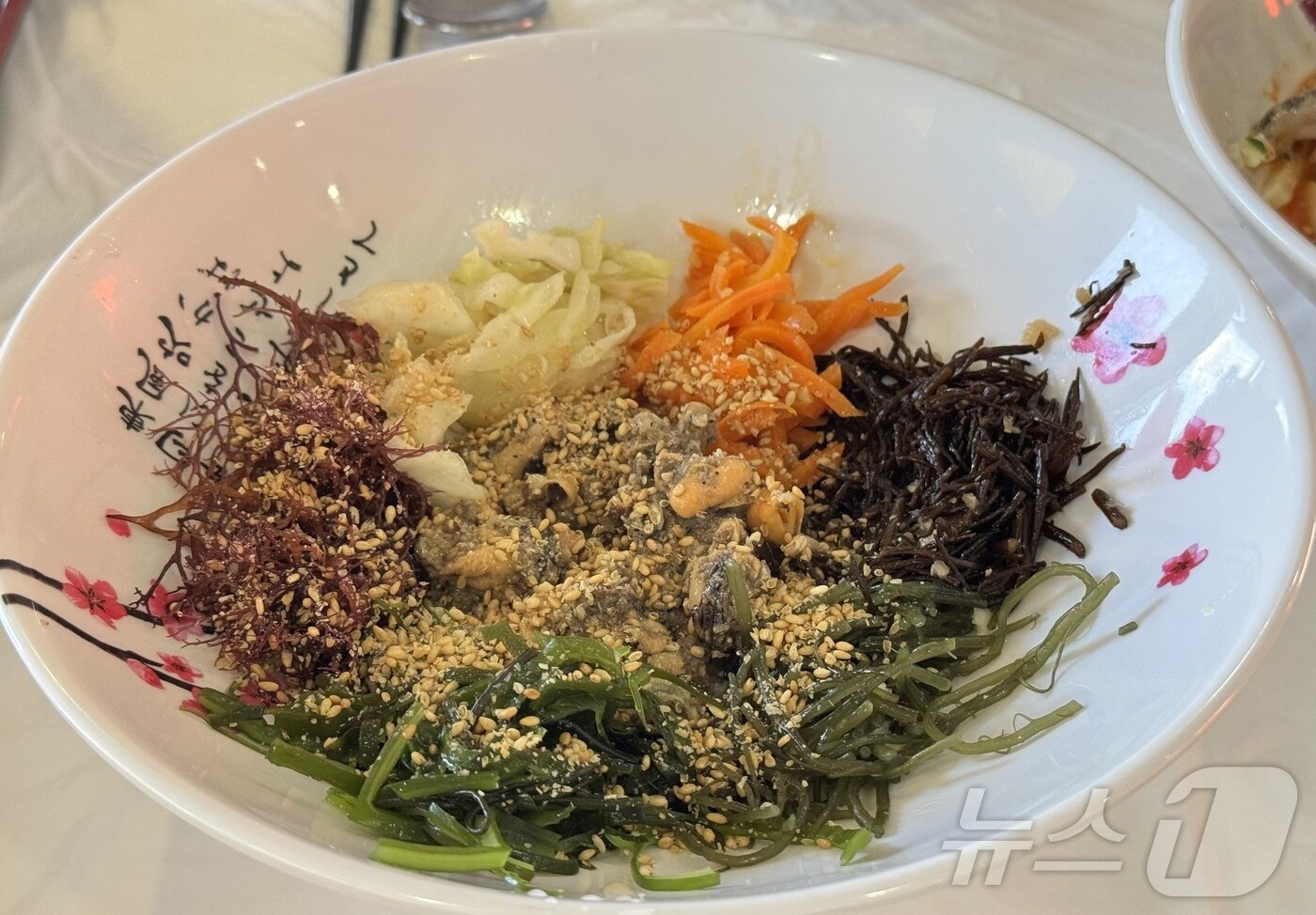 본문 이미지 - 통영 연화도에서 맛본 해초비빔밥 ⓒ 뉴스1 윤슬빈 관광전문기자
