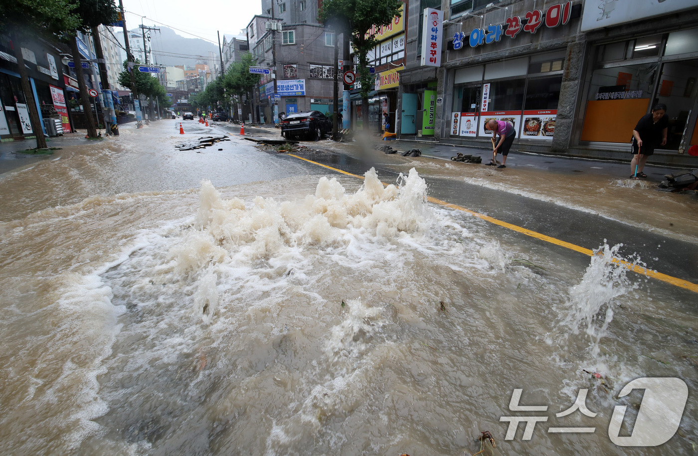 (거제=뉴스1) 윤일지 기자 = 17일 경남 거제시 옥포동의 한 도로가 극한 호우로 침수돼 아수라장을 방불케하고 있다.  2026.8.17/뉴스1