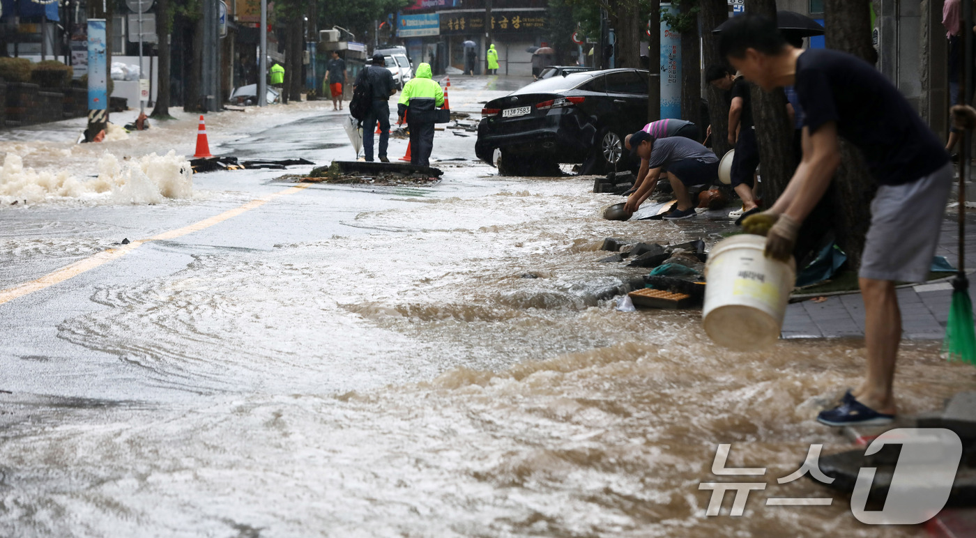 (거제=뉴스1) 윤일지 기자 = 17일 경남 거제시 옥포동의 한 도로가 극한 호우로 침수돼 차량이 파손되는 등 아수라장을 방불케하고 있다.  2026.8.17/뉴스1