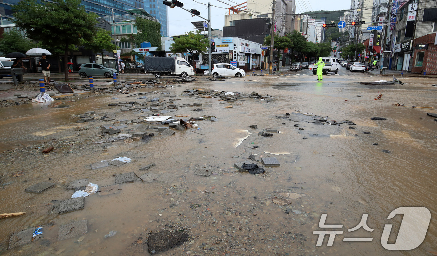 (거제=뉴스1) 윤일지 기자 = 17일 경남 거제시 옥포동의 한 도로가 극한 호우로 침수돼 아수라장을 방불케하고 있다.  2026.8.17/뉴스1