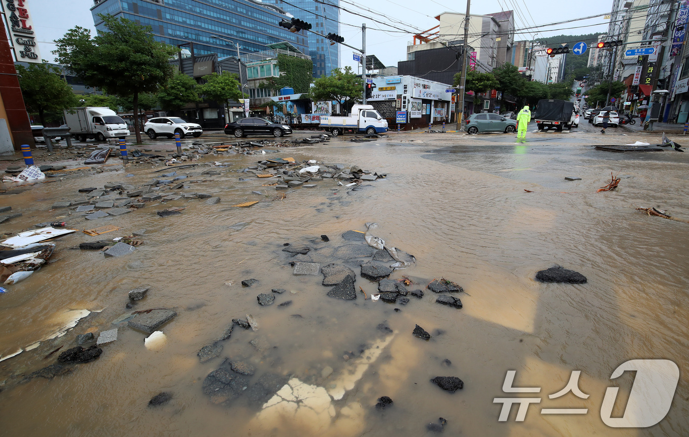 (거제=뉴스1) 윤일지 기자 = 17일 경남 거제시 옥포동의 한 도로가 극한 호우로 침수돼 아수라장을 방불케하고 있다.  2026.8.17/뉴스1
