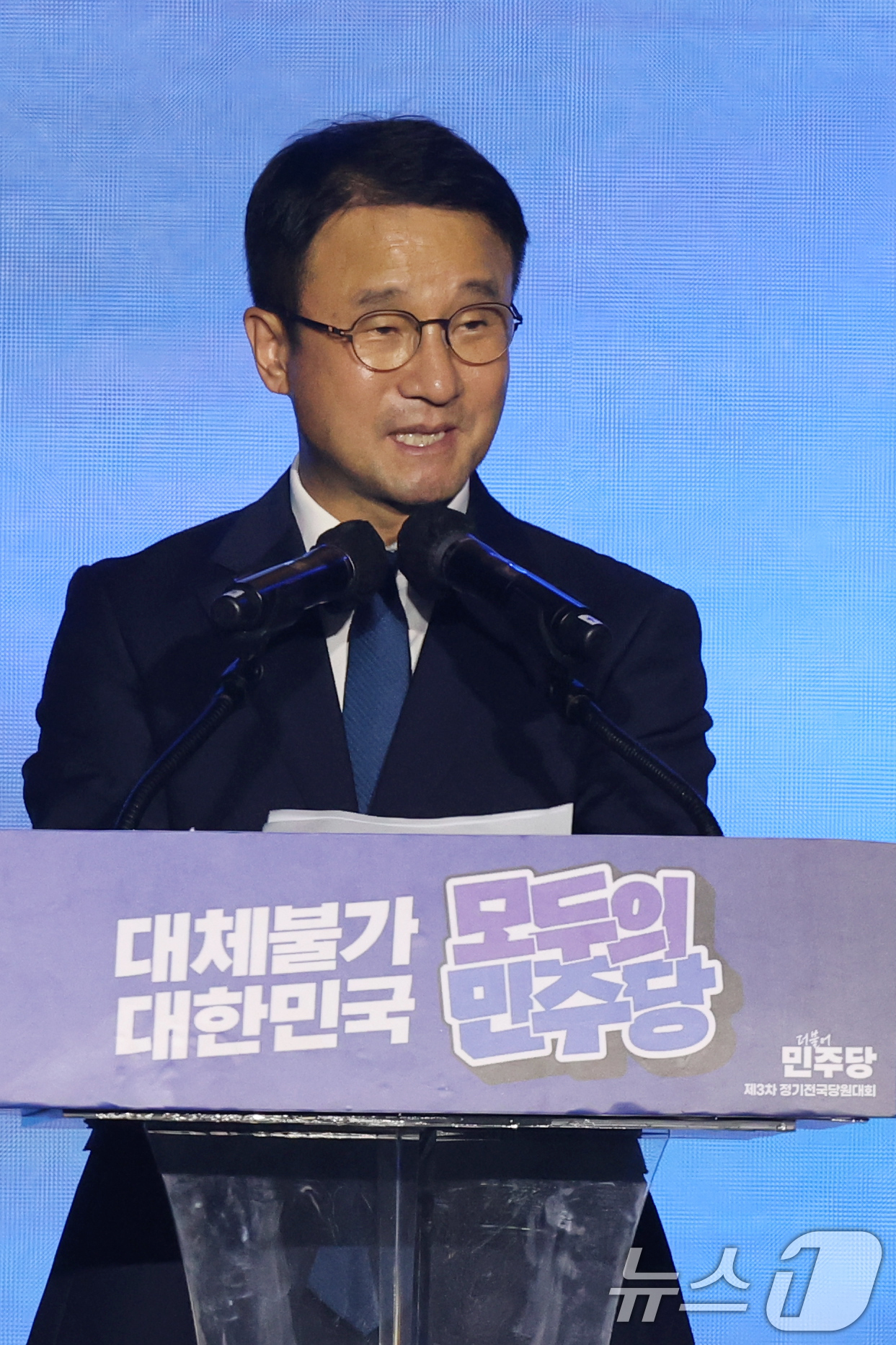 (대전=뉴스1) 황기선 기자 = 한병도 더불어민주당 당대표 직무대행 겸 원내대표가 17일 오후 대전 유성구 DCC대전컨벤션센터에서 열린 '제3차 정기전국당원대회'에서 인사말을 하고 …