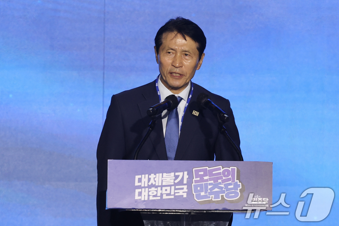 (대전=뉴스1) 황기선 기자 = 이학영 더불어민주당 전국당원대회준비위원장이 17일 오후 대전 유성구 DCC대전컨벤션센터에서 열린 '제3차 정기전국당원대회'에서 인사말을 하고 있다. …