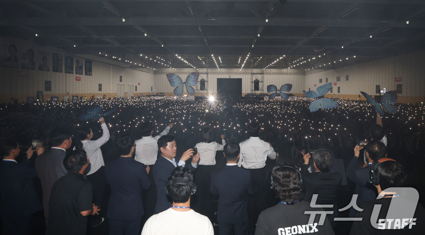(대전=뉴스1) 황기선 기자 = 17일 대전시 유성구 대전컨벤션센터(DCC) 제2전시장에서 열린 '더불어민주당, 제3차 정기전국당원대회'에서 민주당의 희망 미래 비전 선언식 퍼포먼 …