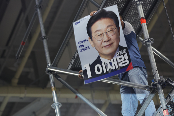 민주당 전당대회, 이재명 대통령 사진 들어보이며 '소동'