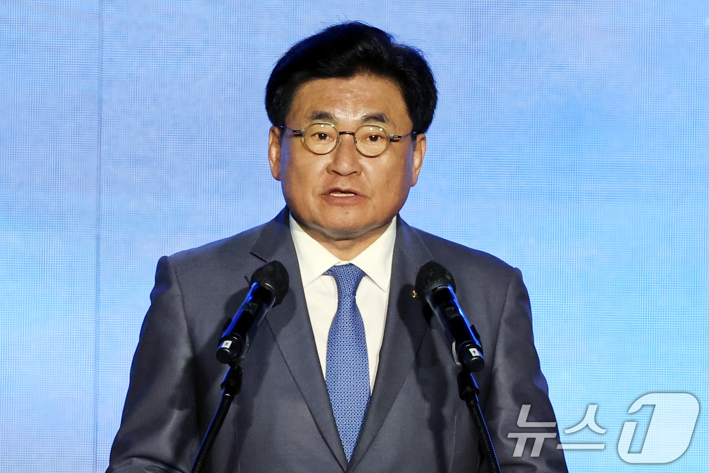 (대전=뉴스1) 황기선 기자 = 소병훈 더불어민주당 중앙당 선거관리위원장이 17일 오후 대전 유성구 DCC대전컨벤션센터에서 열린 '제3차 정기전국당원대회'에서 인사말을 하고 있다. …