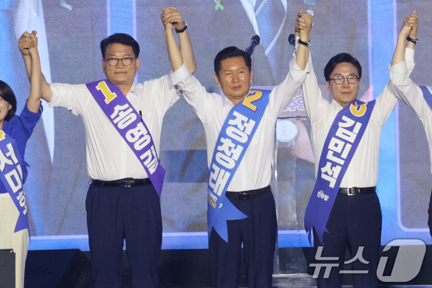 (대전=뉴스1) 황기선 기자 = 더불어민주당 송영길(왼쪽부터), 정청래, 김민석 당대표 후보가 17일 오후 대전 유성구 DCC대전컨벤션센터에서 열린 '제3차 정기전국당원대회'에서 …