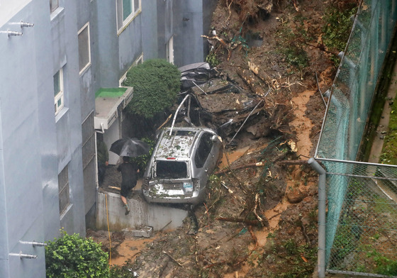 남해안 '물폭탄'…거제·통영 산사태, 1명 사망 3명 부상(종합2보)