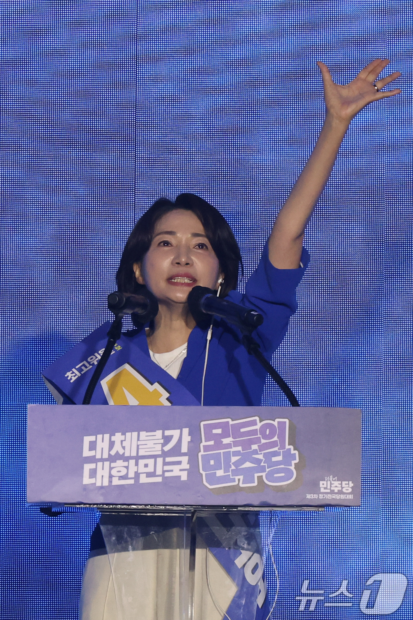 (대전=뉴스1) 황기선 기자 = 서미화 더불어민주당 최고위원 후보가 17일 오후 대전 유성구 DCC대전컨벤션센터에서 열린 '제3차 정기전국당원대회'에서 정견발표를 하고 있다.  2 …