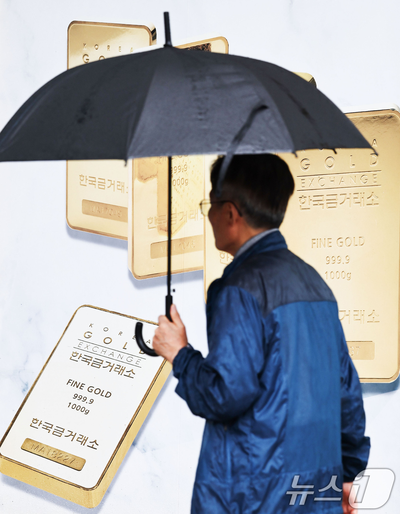 (서울=뉴스1) 이종수 기자 = 17일 금융투자업계에 따르면 국제 금 선물 가격은 최근 한 달간 약 11% 상승하며 반등세를 보이고 있다. KRX 금시장 금 가격도 지난달 말 1g …