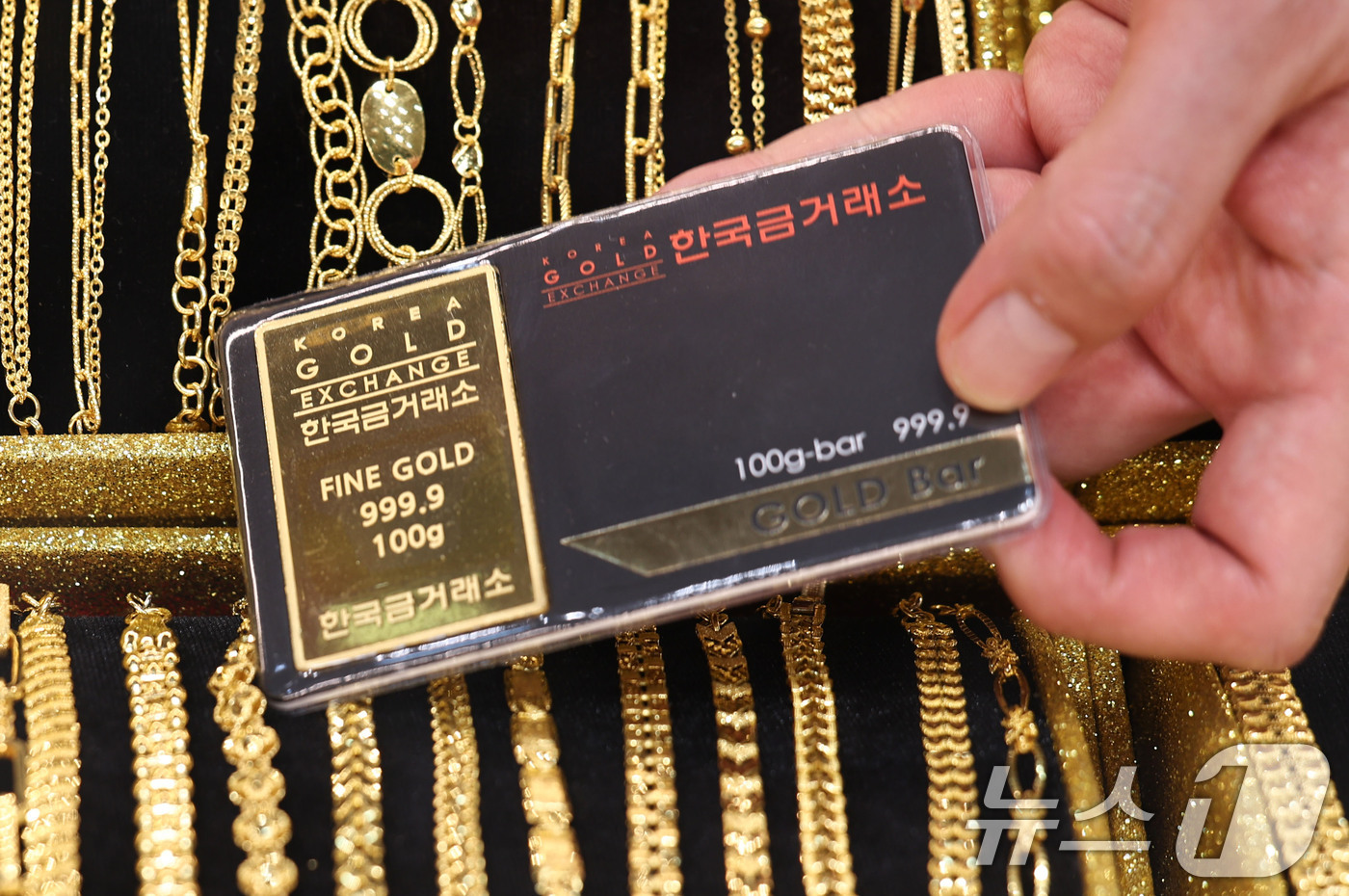 (서울=뉴스1) 이종수 기자 = 17일 금융투자업계에 따르면 국제 금 선물 가격은 최근 한 달간 약 11% 상승하며 반등세를 보이고 있다. KRX 금시장 금 가격도 지난달 말 1g …