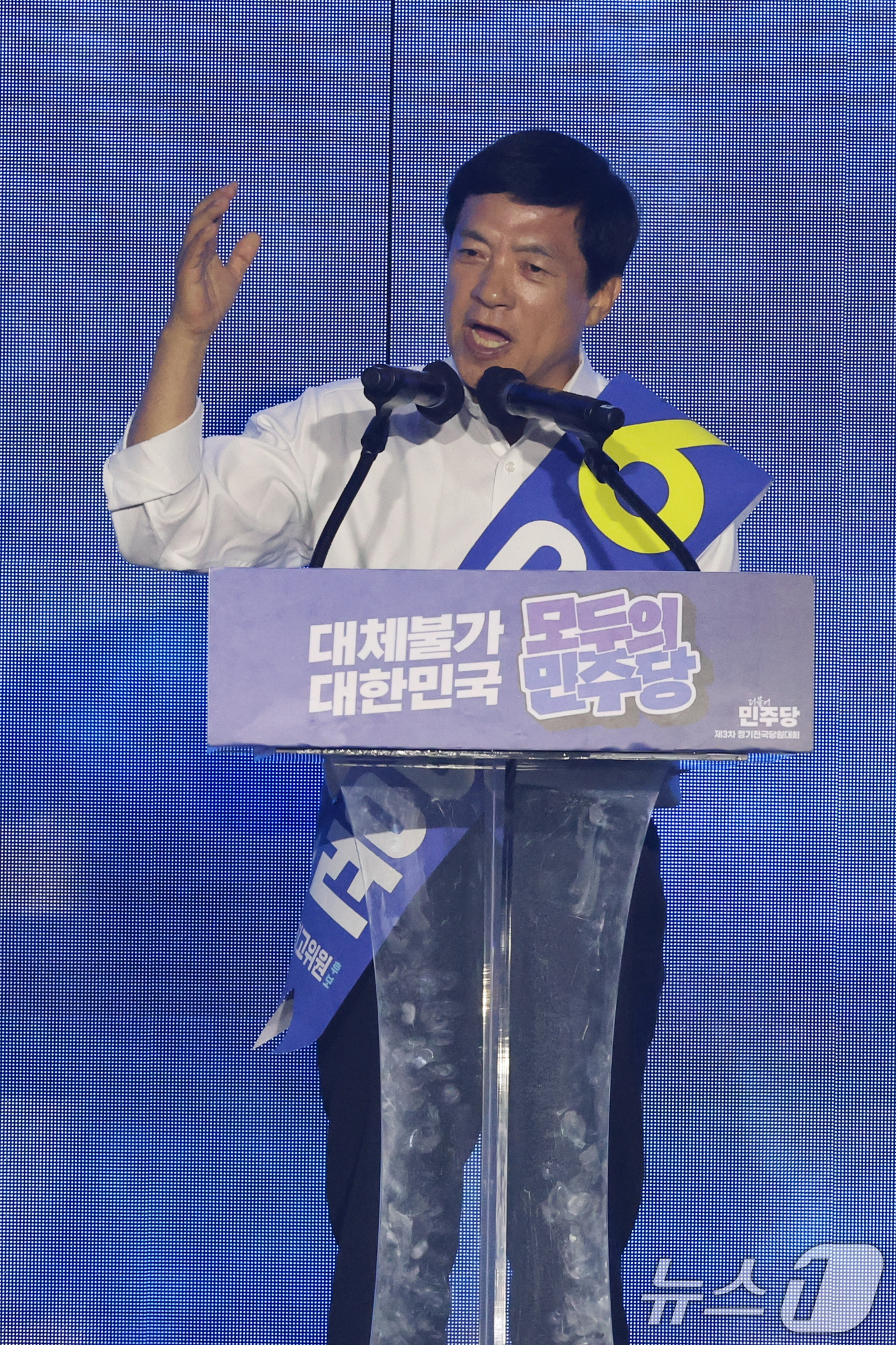 (대전=뉴스1) 황기선 기자 = 이성윤 더불어민주당 최고위원 후보가 17일 오후 대전 유성구 DCC대전컨벤션센터에서 열린 '제3차 정기전국당원대회'에서 정견발표를 하고 있다. 20 …