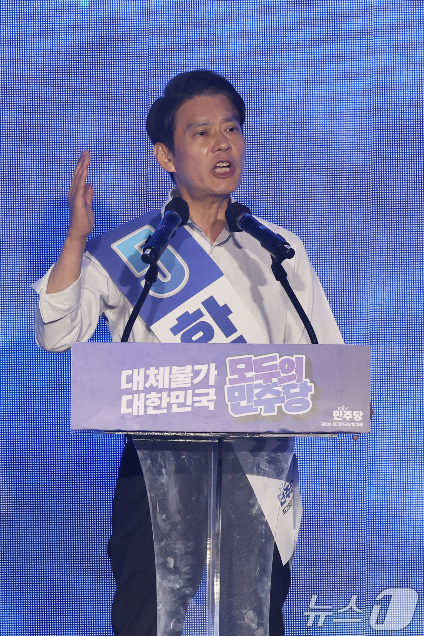 (대전=뉴스1) 황기선 기자 = 한민수 더불어민주당 최고위원 후보가 17일 오후 대전 유성구 DCC대전컨벤션센터에서 열린 '제3차 정기전국당원대회'에서 정견발표를 하고 있다. 20 …