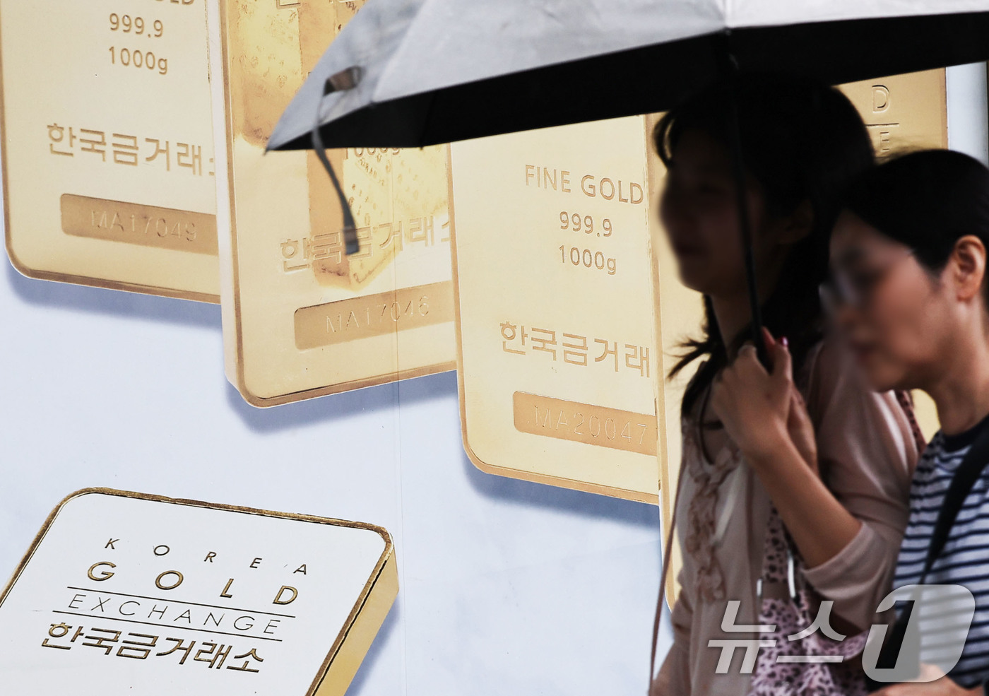 (서울=뉴스1) 이종수 기자 = 17일 금융투자업계에 따르면 국제 금 선물 가격은 최근 한 달간 약 11% 상승하며 반등세를 보이고 있다. KRX 금시장 금 가격도 지난달 말 1g …