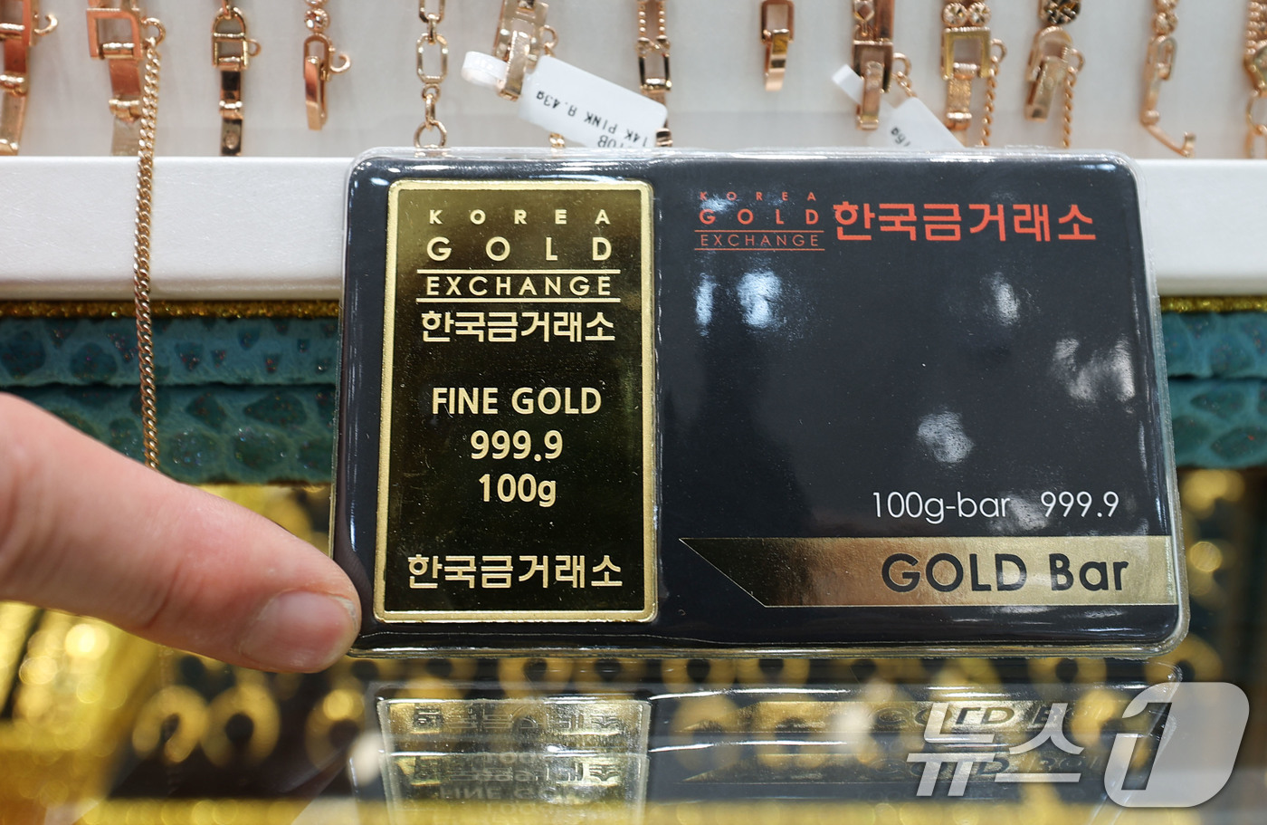 (서울=뉴스1) 이종수 기자 = 17일 금융투자업계에 따르면 국제 금 선물 가격은 최근 한 달간 약 11% 상승하며 반등세를 보이고 있다. KRX 금시장 금 가격도 지난달 말 1g …
