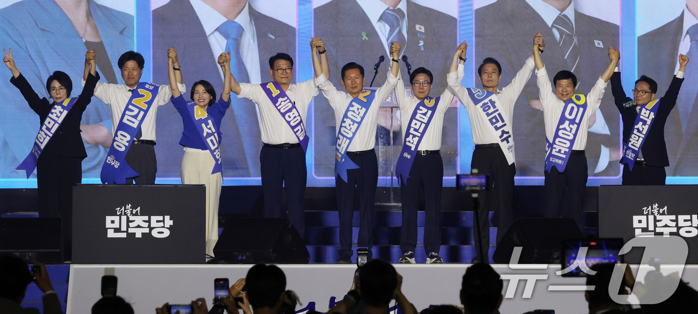 (대전=뉴스1) 황기선 기자 = 더불어민주당 송영길, 정청래, 김민석 당대표 후보가 17일 대전컨벤션센터에서 열린 더불어민주당 제3차 정기전국당원대회에서 손을 들어 인사하고 있다. …