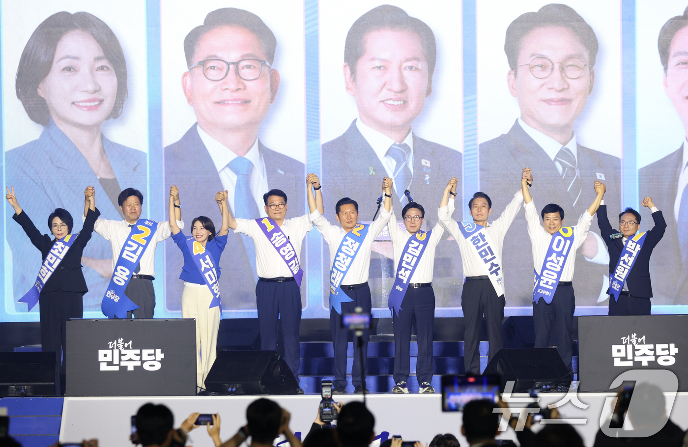 (대전=뉴스1) 황기선 기자 = 송영길, 정청래, 김민석 더불어민주당 당대표 후보(왼쪽 네 번째부터)가 17일 대전 유성구 대전컨벤션센터(DCC) 제2전시장에서 열린 제3차 정기전 …