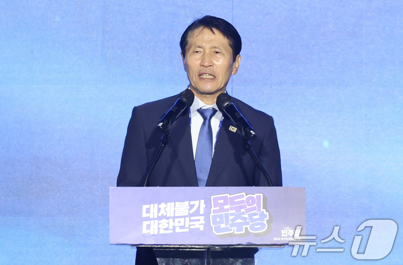 (대전=뉴스1) 황기선 기자 = 이학영 더불어민주당 전국당원대회준비위원장이 17일 대전 유성구 대전컨벤션센터(DCC) 제2전시장에서 열린 제3차 정기전국당원대회에서 인사말을 하고 …