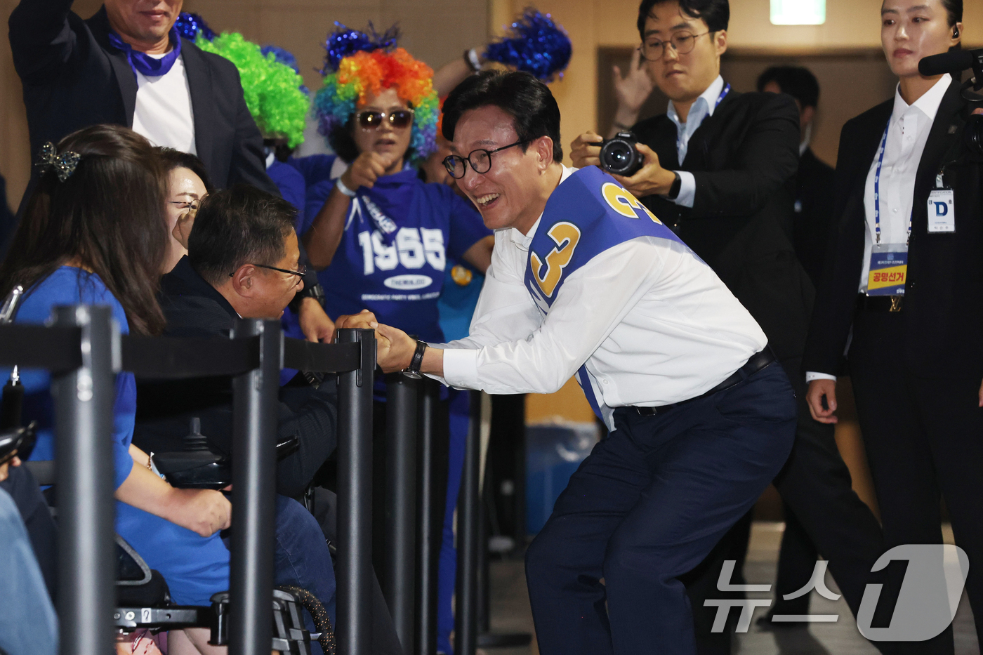 (대전=뉴스1) 황기선 기자 = 김민석 더불어민주당 당대표 후보가 17일 대전시 유성구 대전컨벤션센터(DCC) 제2전시장에서 '더불어민주당, 제3차 정기전국당원대회'에 참석하고 있 …